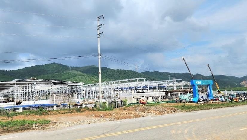 KCN Hoàng Mai II vừa xây dựng hạ tầng, vừa giải phóng mặt bằng những diện tích còn lại. Ảnh: Trường Ca