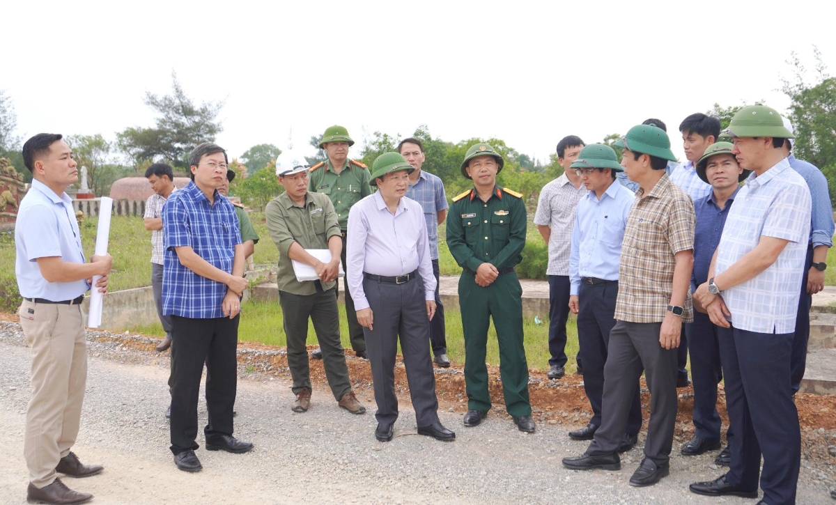 Chủ tịch UBND tỉnh Quảng Trị Lê Hồng Vinh kiểm tra dự án Đường ven biển kết nối hành lang kinh tế Đông - Tây giai đoạn 1 tại xã Cửa Việt