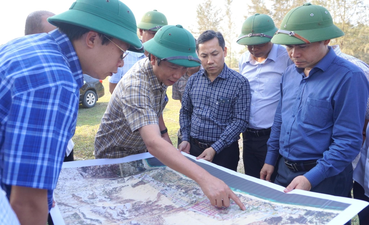 Phó Chủ tịch Thường trực UBND tỉnh Quảng Trị Hoàng Nam kiểm tra thực địa&nbsp;tuyến đường bộ ven biển&nbsp;đoạn từ đường Dương Khê đến ranh giới thành phố Huế