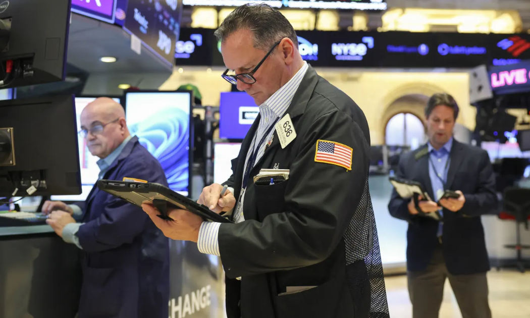 Chứng khoán Mỹ giảm điểm vì giá dầu đóng cửa trên mức 100 USD/thùng