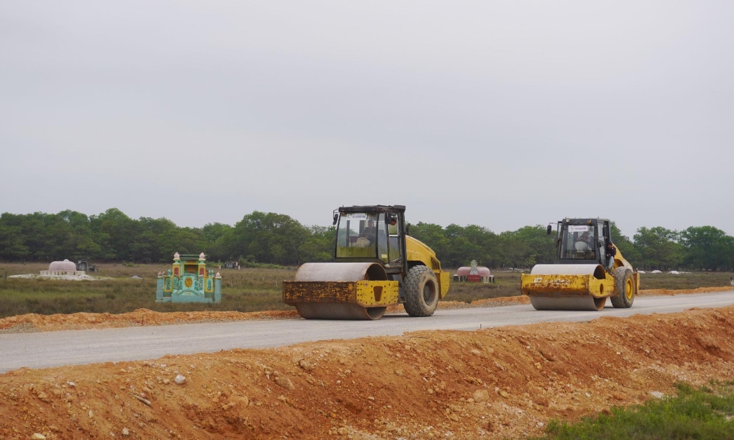 Công trường thi công dự án Đường ven biển kết nối hành lang kinh tế Đông - Tây giai đoạn 1