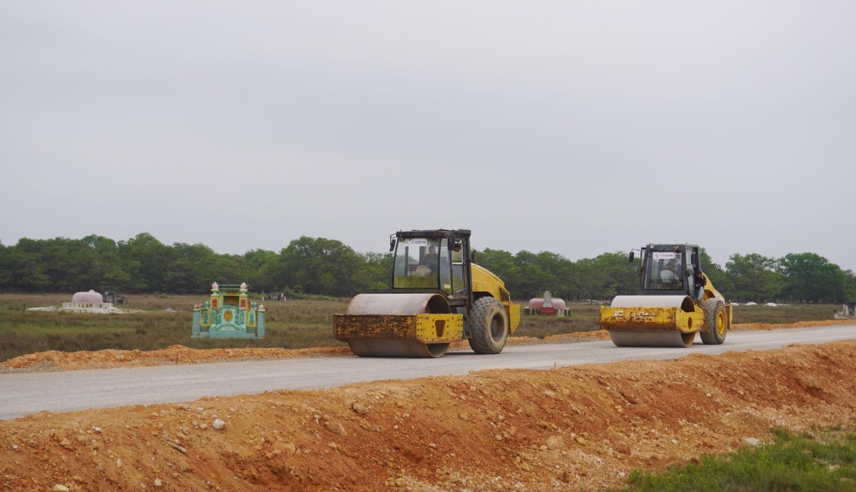 Công trường thi công dự án Đường ven biển kết nối hành lang kinh tế Đông - Tây giai đoạn 1