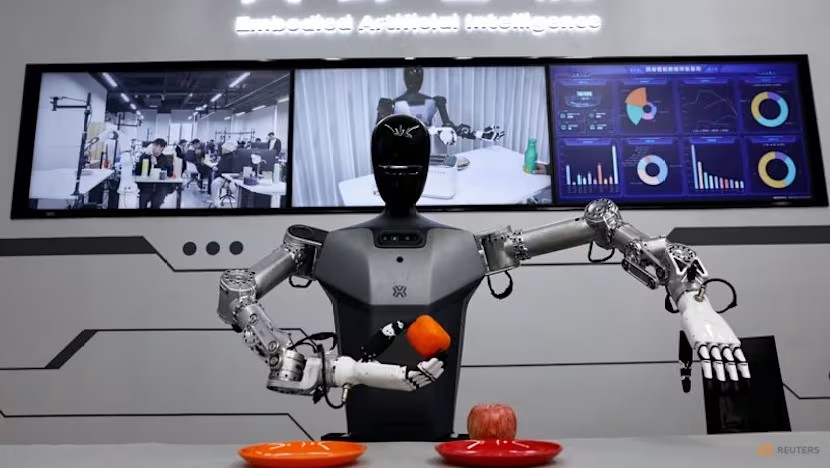Robot hình người do Công ty Trung tâm Đổi mới Robot Hình người Bắc Kinh phát triển, tại Khu Phát triển Kinh tế - Công nghệ Bắc Kinh. Ảnh : Reuters/Wang Tingshu