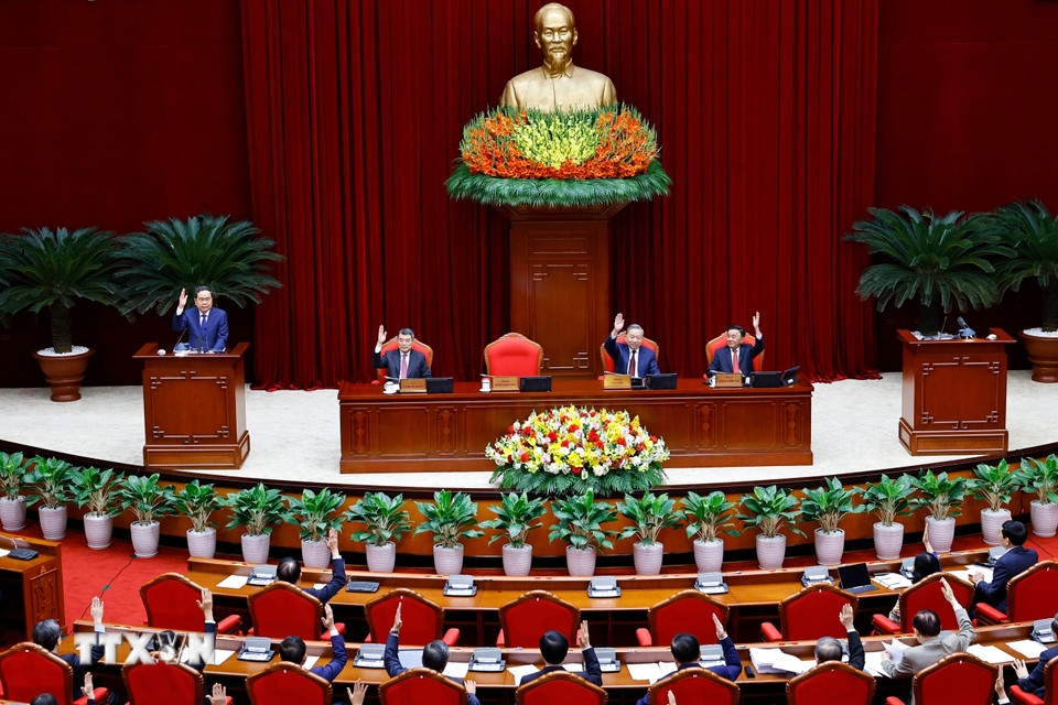 Đại biểu biểu quyết thông qua Nghị quyết Hội nghị lần thứ hai Ban Chấp hành Trung ương Đảng khoá XIV.