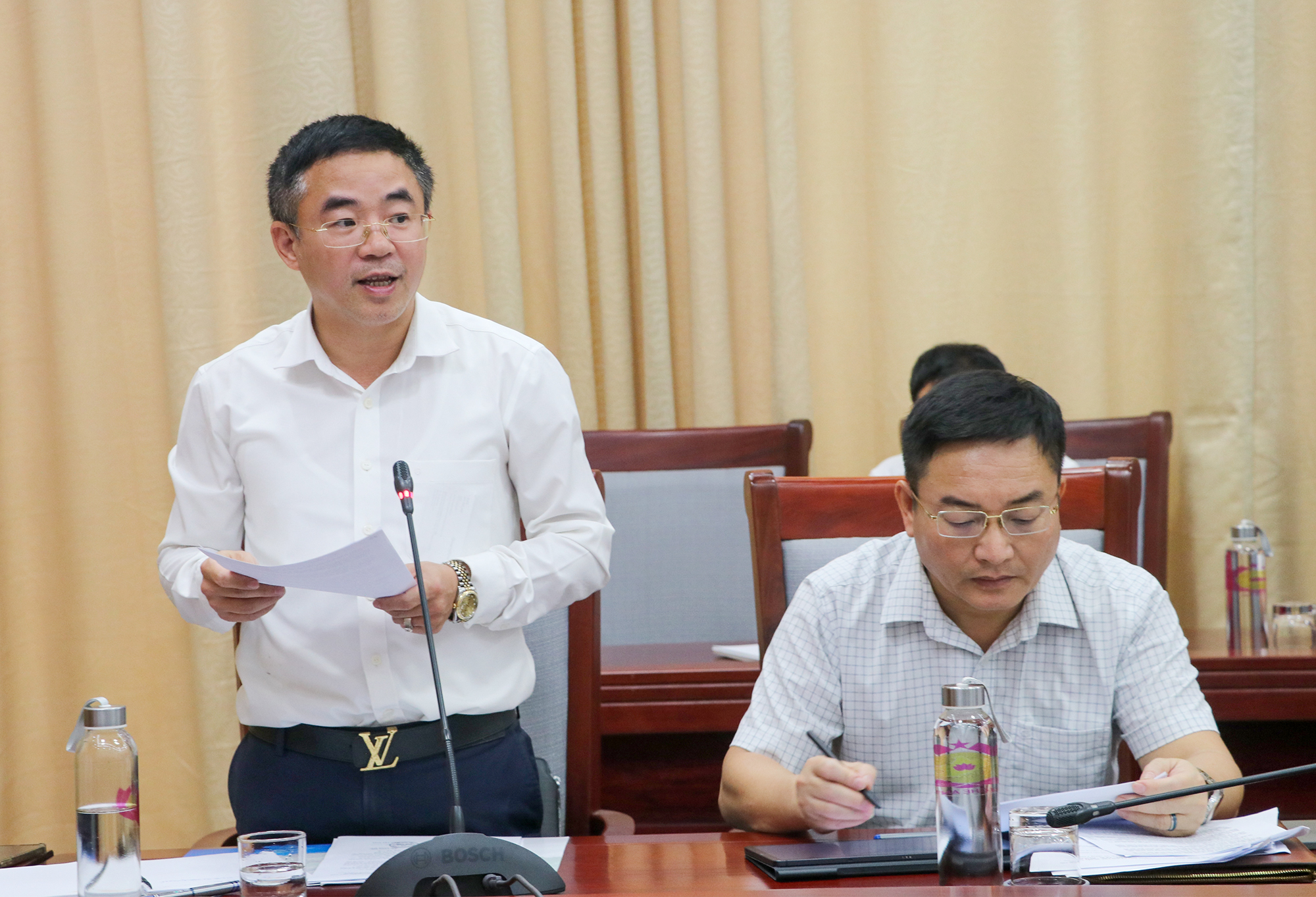 Trưởng Ban Quản lý Khu kinh tế Đông Nam tỉnh Nghệ An Nguyễn Xuân Đức báo cáo tình hình giải phóng mặt bằng Khu công nghiệp Hoàng Mai 2