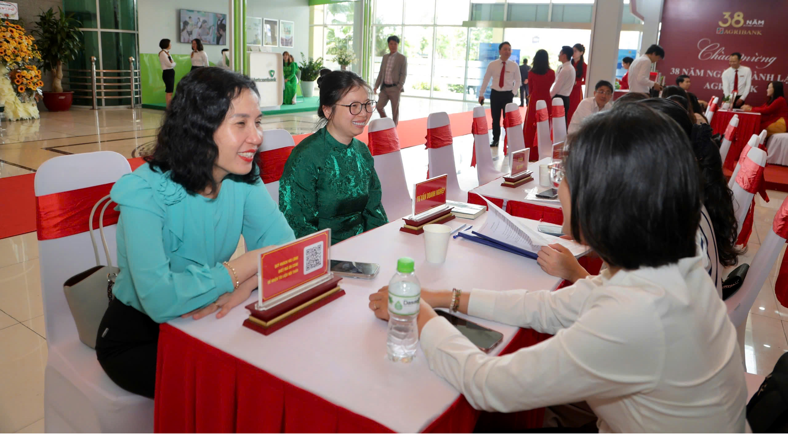 Các chuyên gia và cán bộ Sở Tài chính tư vấn cho các doanh nghiệp về đấu thầu dự án có sử dụng đất.