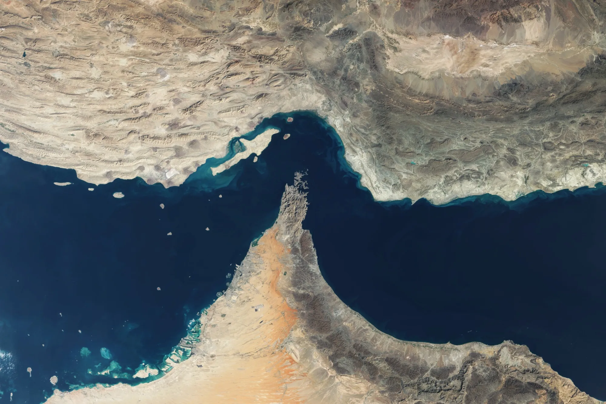 Ảnh chụp từ vệ tinh eo biển Hormuz - Ảnh: Bloomberg.