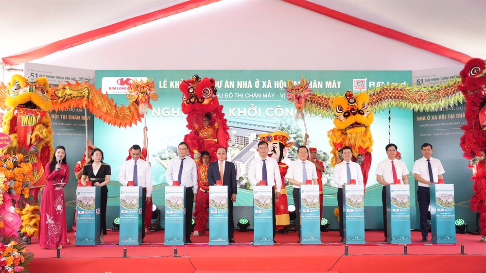 Lãnh đạo thành phố cùng các đại biểu thực hiện nghi thức khởi công dự án