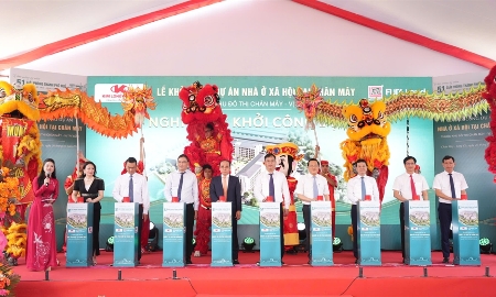Lãnh đạo thành phố cùng các đại biểu thực hiện nghi thức khởi công dự án