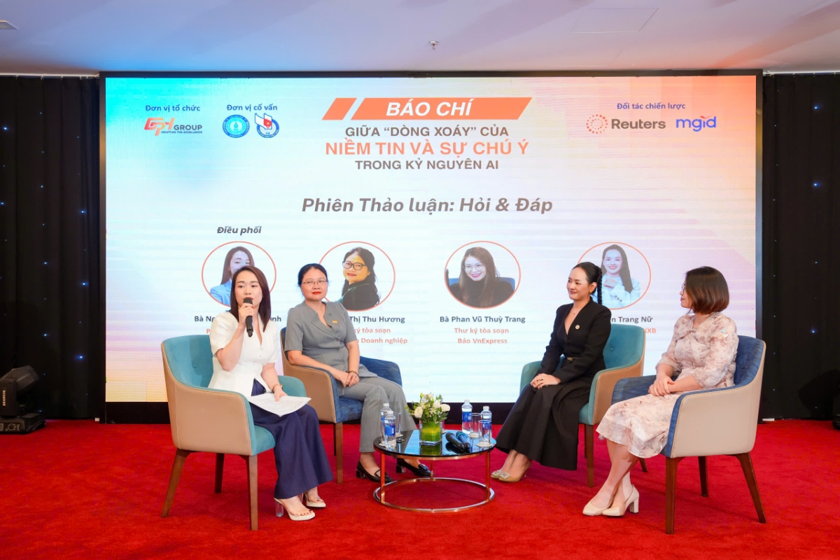 Các diễn giả tham gia phiên thảo luận tại Hội thảo&nbsp;“Báo chí giữa ‘dòng xoáy’ của niềm tin và sự chú ý trong kỷ nguyên AI”