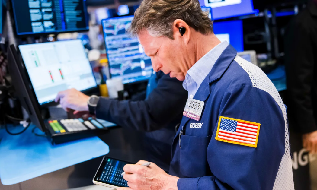 Chứng khoán Mỹ đi lên dù giá dầu “cố thủ” mốc 100 USD/thùng