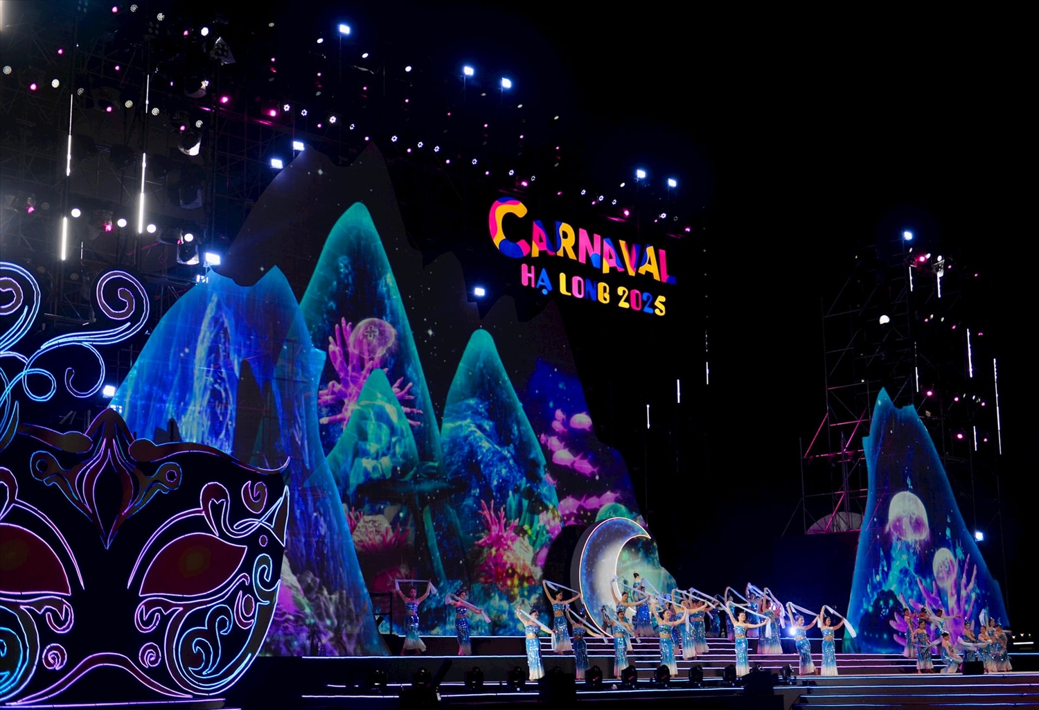 Những năm qua, Carnaval Hạ Long được coi là đặc sản của Quảng Ninh.