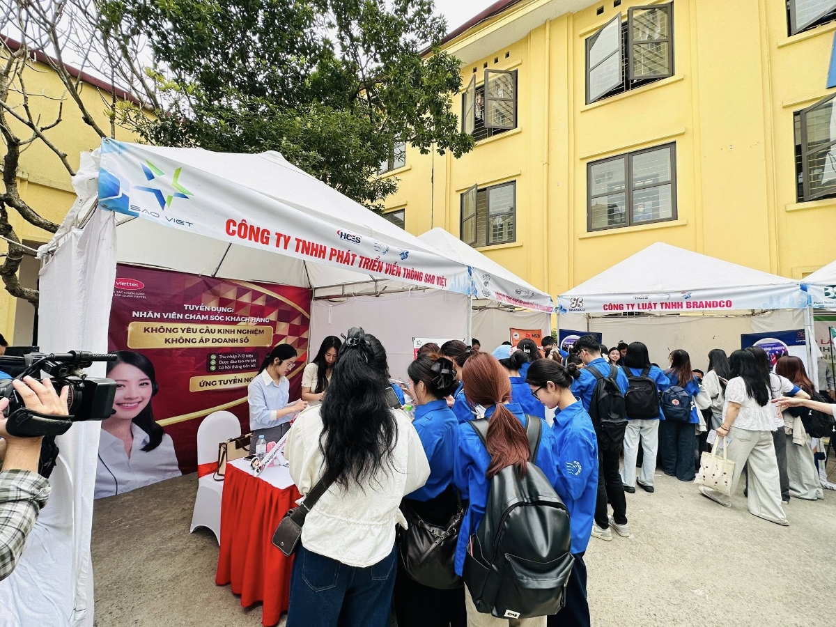 Sinh viên tham gia phiên giao dịch việc làm ngày 26/3. Ảnh: T.H.