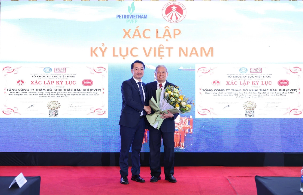 TS. Lê Doãn Hợp, Chủ tịch Hội đồng Xác lập tổ chức kỷ lục Việt Nam trao bằng kỷ lục cho đại diện PVEP.