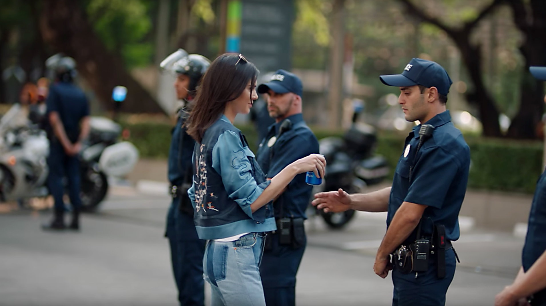 Năm 2017, Pepsi ra mắt TVC “Live for Now” cùng Kendall Jenner và bị chỉ trích dữ dội vì đã đơn giản hoá và thương mại hoá hình ảnh biểu tình, biến một bối cảnh xã hội nhạy cảm thành công cụ truyền thông bán hàng.