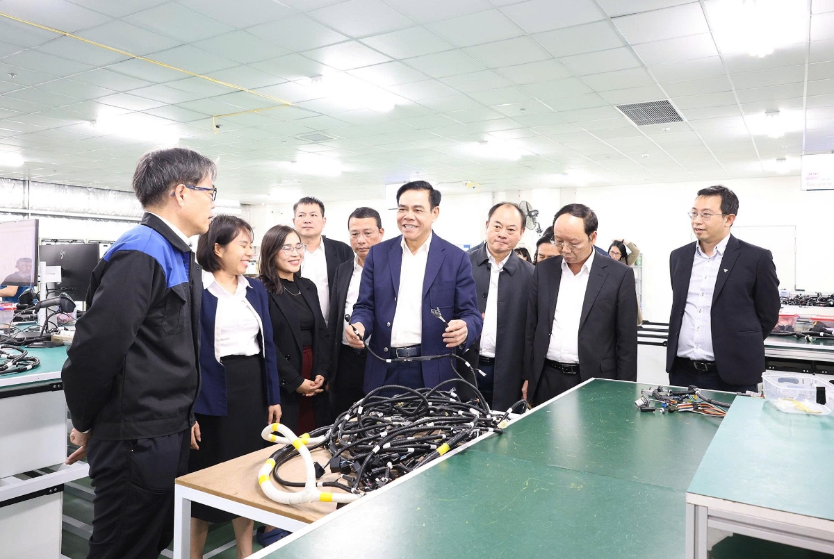 Chủ tịch UBND tỉnh Nghệ An Võ Trọng Hải kiểm tra tình hình sản xuất tại Công ty TNHH JTEC Nghệ An