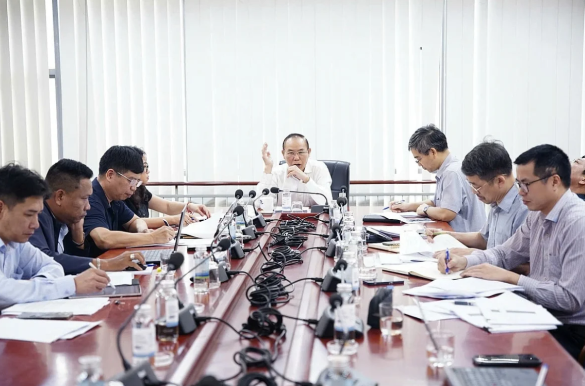 Thứ trưởng Phùng Đức Tiến chủ trì cuộc họp.