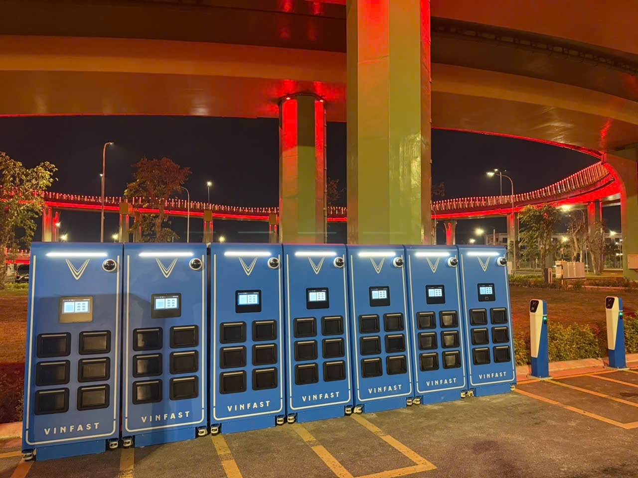 Với 45.000 tủ đổi pin dự kiến sẽ được triển khai tại 34 tỉnh, thành trên cả nước trong Quý I/2026, hệ thống tủ đổi pin cho xe máy điện VinFast ước tính sẽ nhiều gấp rưỡi số lượng trạm xăng hiện hành, đảm bảo cho mọi người dân có thể yên tâm chuyển đổi sang sử dụng xe máy điện.&nbsp;