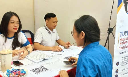 Doanh nghiệp trao đổi với các ứng viên có nhu cầu tìm kiếm việc làm. Ảnh: Thu Hằng.