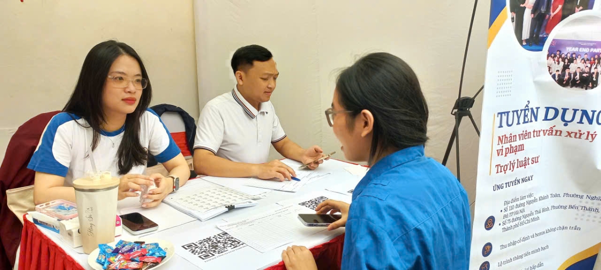 Doanh nghiệp trao đổi với các ứng viên có nhu cầu tìm kiếm việc làm. Ảnh: Thu Hằng.