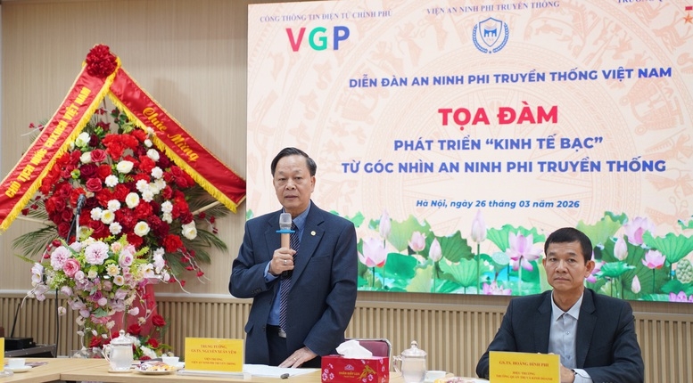 Trung tướng, GS.TS Nguyễn Xuân Yêm, Viện trưởng Viện An ninh phi truyền thống phát biểu đề dẫn tọa đàm