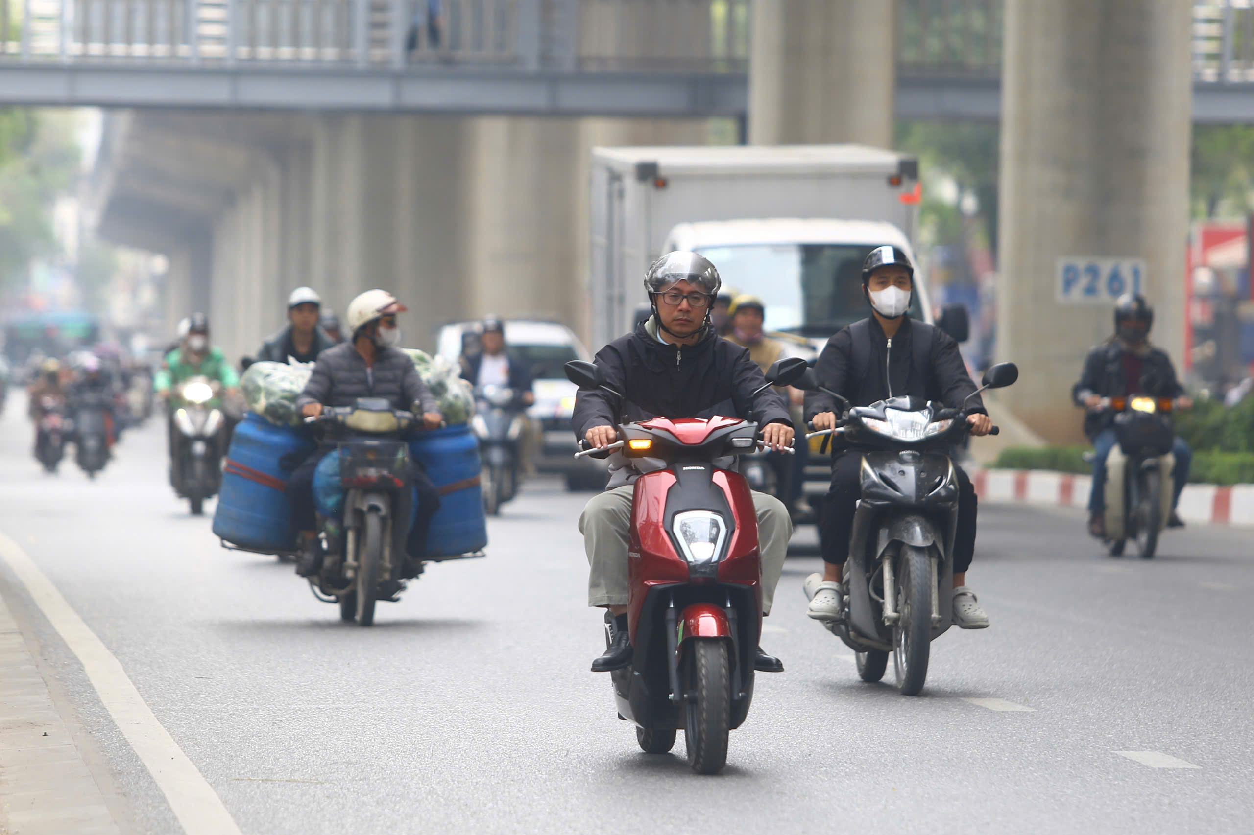 Người dân tại các thành phố lớn đang dần thay đổi thói quen từ xe xăng sang dùng xe máy điện. Ảnh: Đức Huy.