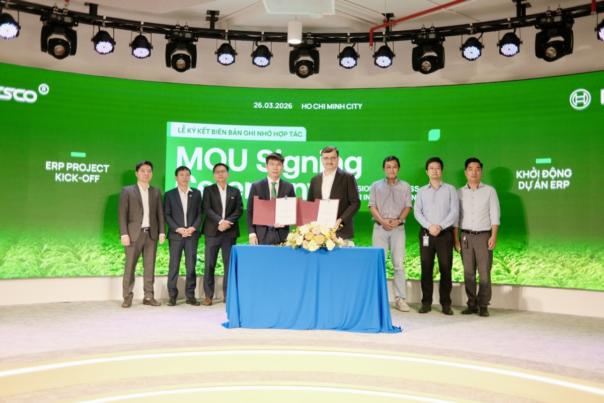 Ông Nguyễn Hoàng Minh, CEO Antesco (trái) và ông Sawaiker Girish Vineyak, CEO Bosch Việt Nam, ký kết thỏa thuận hợp tác.
