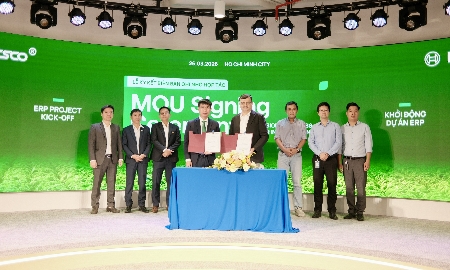 Ông Nguyễn Hoàng Minh, CEO Antesco (trái) và ông Sawaiker Girish Vineyak, CEO Bosch Việt Nam, ký kết thỏa thuận hợp tác.