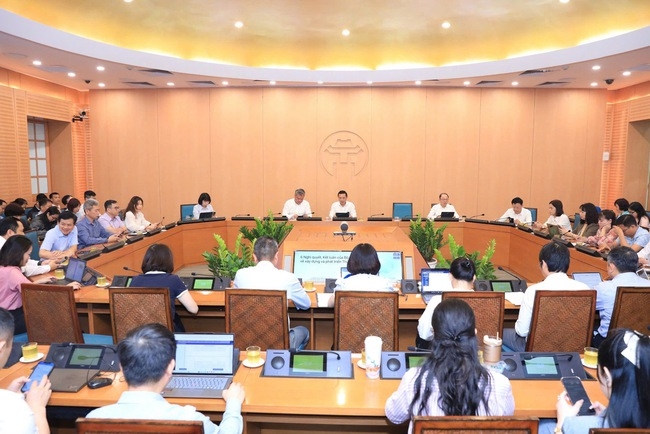 Các đại biểu dự Hội nghị tại điểm cầu UBND Thành phố