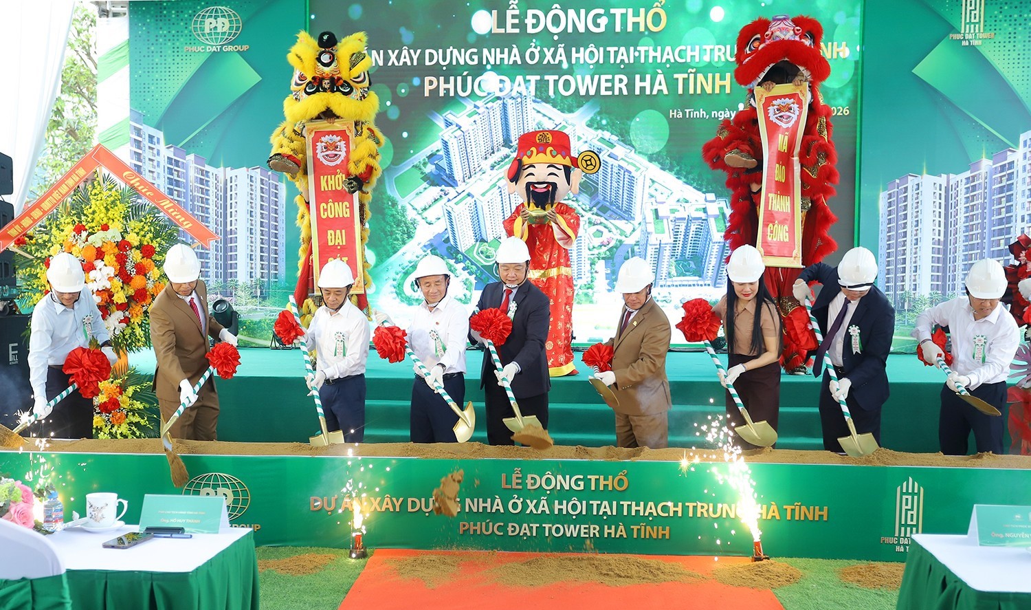 Các đại biểu thực hiện nghi thức động thổ dự án. Ảnh: Văn Đức