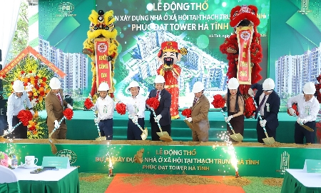 Các đại biểu thực hiện nghi thức động thổ dự án. Ảnh: Văn Đức