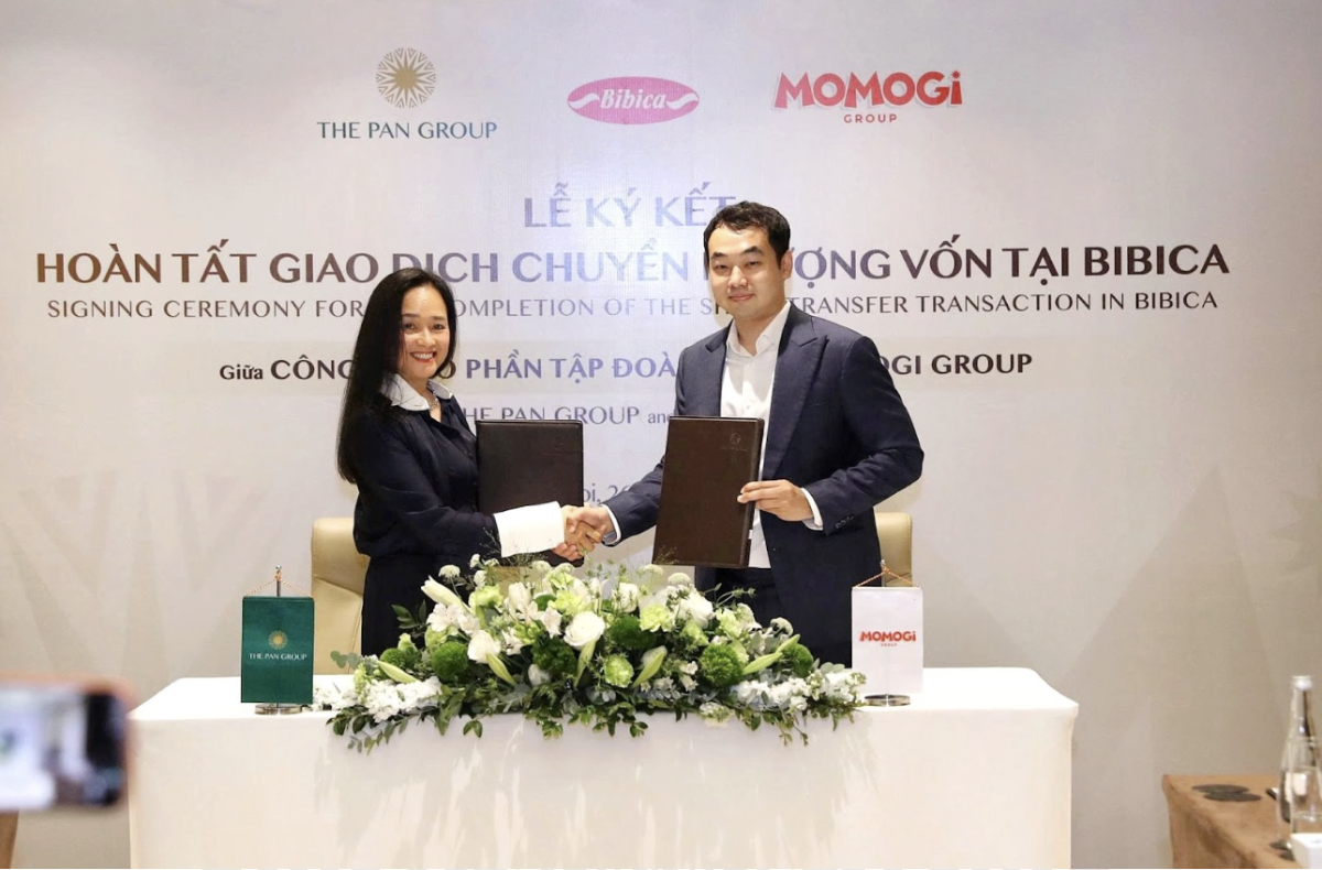 Bà Nguyễn Thị Trà My, Tổng Giám đốc Tập đoàn PAN và ông Yen Gunadi, đại diện Ban Lãnh đạo Momogi Group ký biên bản hoàn tất giao dịch chuyển nhượng vốn tại Bibica.
