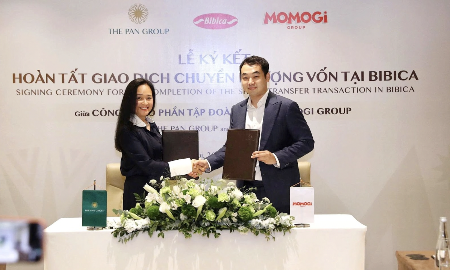 Bà Nguyễn Thị Trà My, Tổng Giám đốc Tập đoàn PAN và ông Yen Gunadi, đại diện Ban Lãnh đạo Momogi Group ký biên bản hoàn tất giao dịch chuyển nhượng vốn tại Bibica.