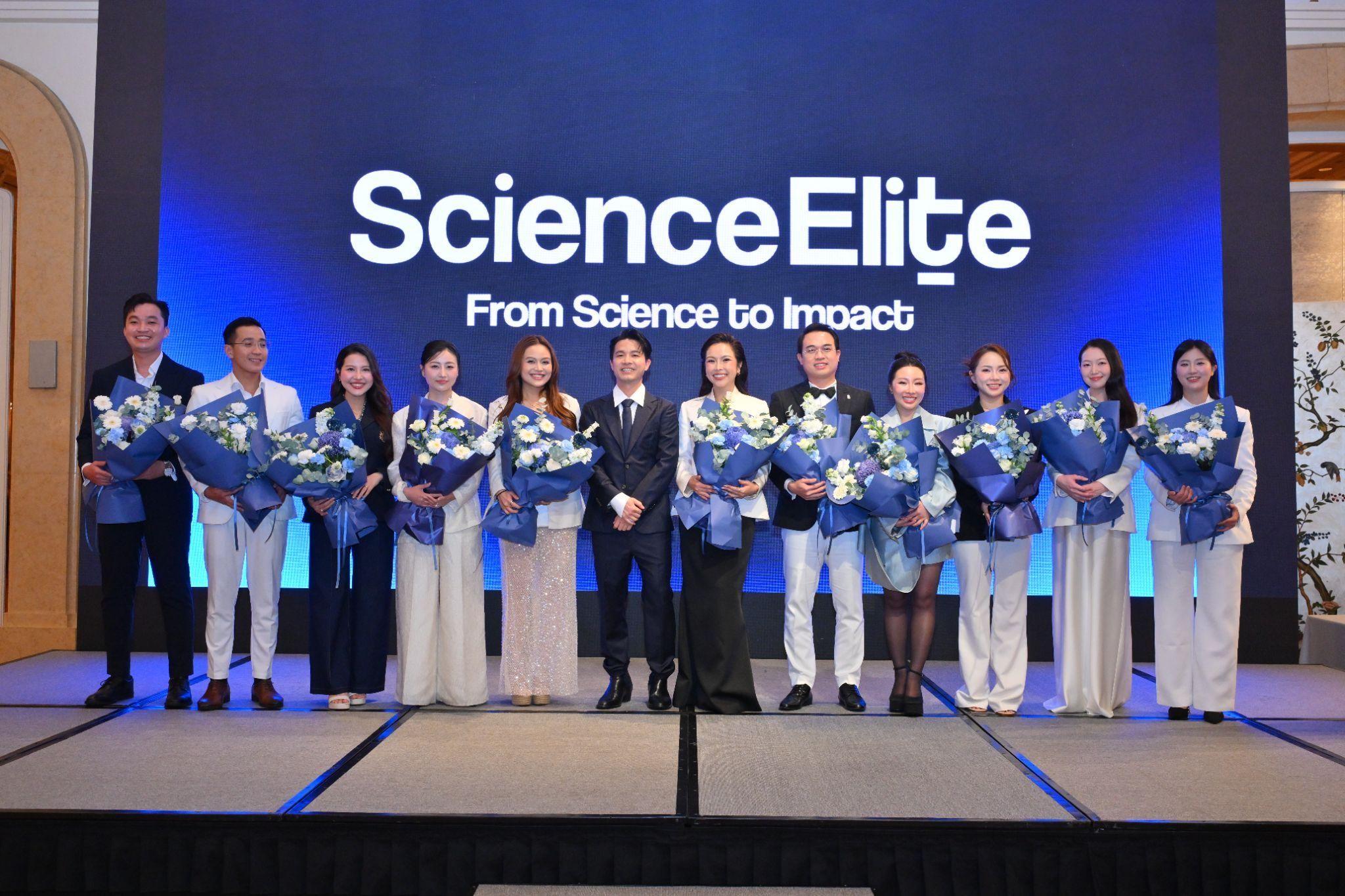 Hai nhà sáng lập của Science Elite cùng 11 bác sĩ đầu tiên trong đội ngũ Derma Squad. Ảnh: Science Elite.