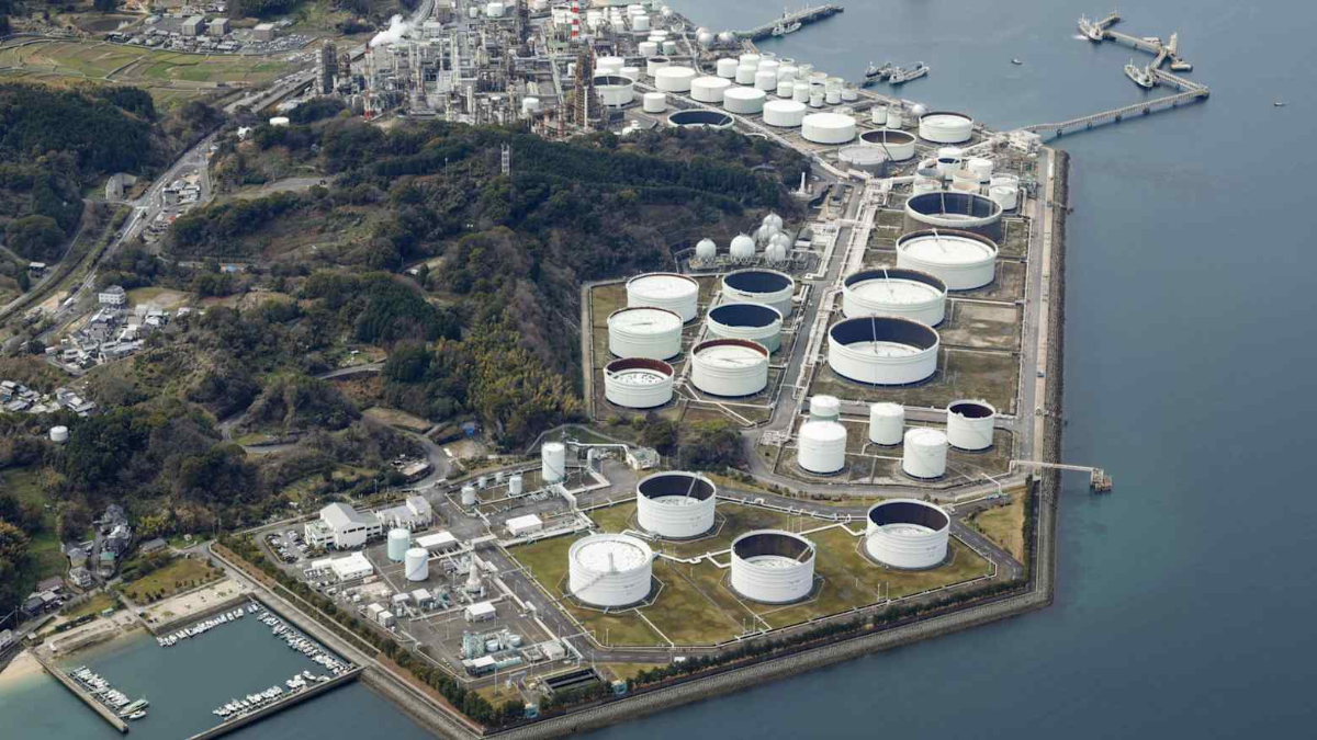 Cơ sở dự trữ dầu mỏ quốc gia Kikuma của Nhật Bản ở thành phố Imabari, tỉnh Ehime - Ảnh: Kyodo