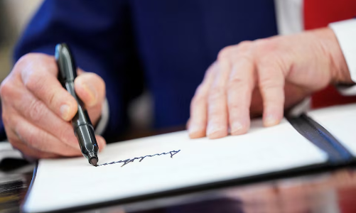 Mỹ chuẩn bị phát hành tờ 100 USD có chữ ký của Tổng thống Trump