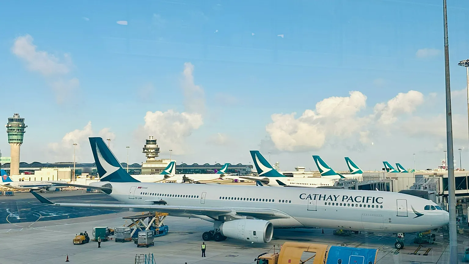 Hãng Cathay Pacific ngày 26/3 thông báo sẽ tăng phụ phí nhiên liệu cho tất cả các chuyến bay thêm 34% kể từ ngày 1/4 và sẽ xem xét lại mức tăng này hai tuần một lần.