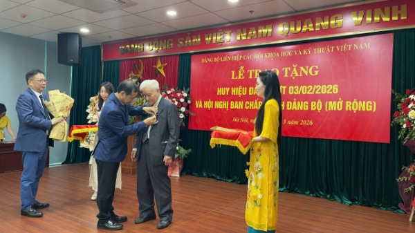 Đảng ủy VUSTA trao tặng Huy hiệu Đảng cho 35 đảng viên