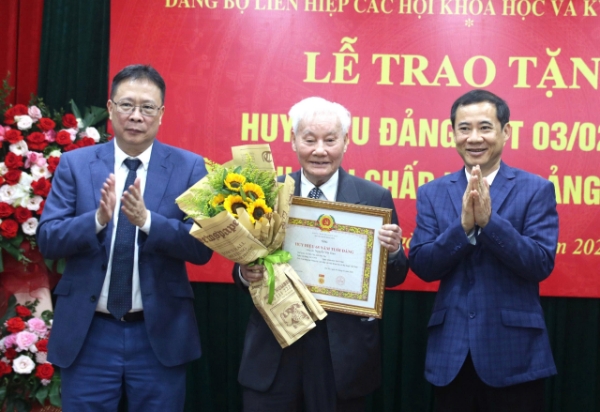Phó Bí thư Đảng ủy Mặt trận Tổ quốc, các đoàn thể Trung ương Nguyễn Thái Học (ngoài cùng bên phải) và Bí thư Đảng ủy VUSTA Châu Văn Minh (ngoài cùng bên trái) chụp ảnh cùng đồng chí Nguyễn Văn Giao,&nbsp;Chi bộ cơ quan Hội Khoa học Kinh tế Việt Nam (người đứng giữa), nhận Huy hiệu 65 năm tuổi Đảng.