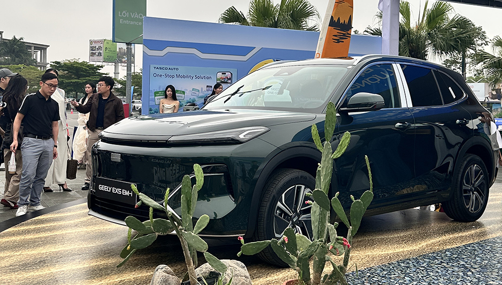Mẫu xe Geely EX5 EM-i vừa chính thức được giới thiệu tại thị trường Việt.&nbsp;Giá bán lẻ chính thức của EX5 EM-i tại thị trường Việt bản Pro là 789.000.000 VNĐ, Max: 909.000.000 VNĐ và Ultra: 969.000.000 VNĐ.