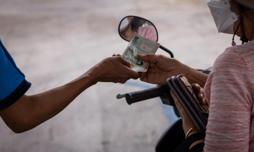 Đồng baht Thái Lan lao dốc khi giá xăng dầu tăng cao