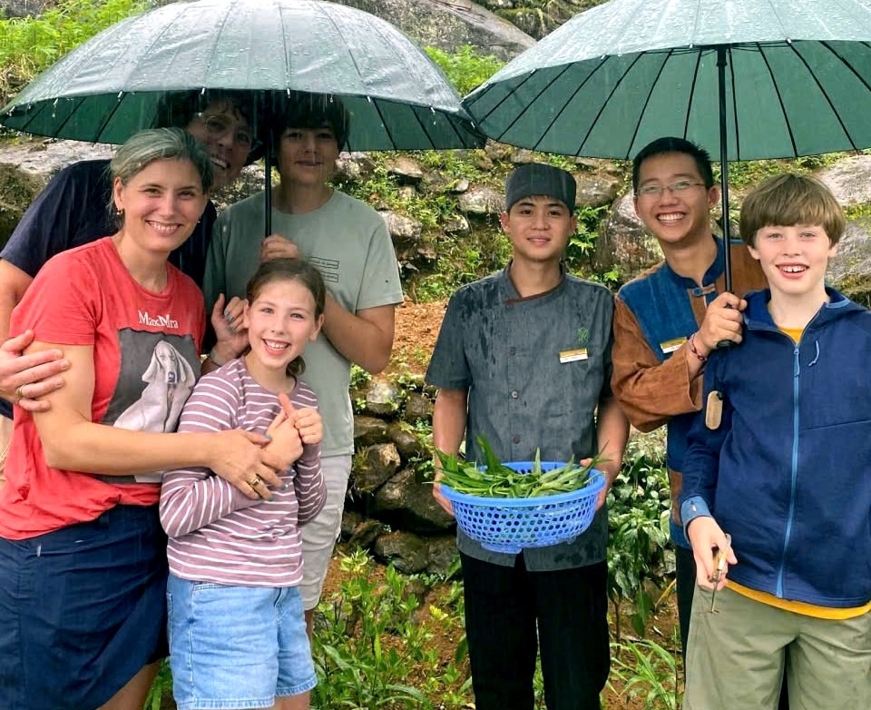 Du khách nước ngoài trải nghiệm thu hoạch rau sạch cùng người dân Pù Luông .Ảnh: Nguyễn Thuấn.