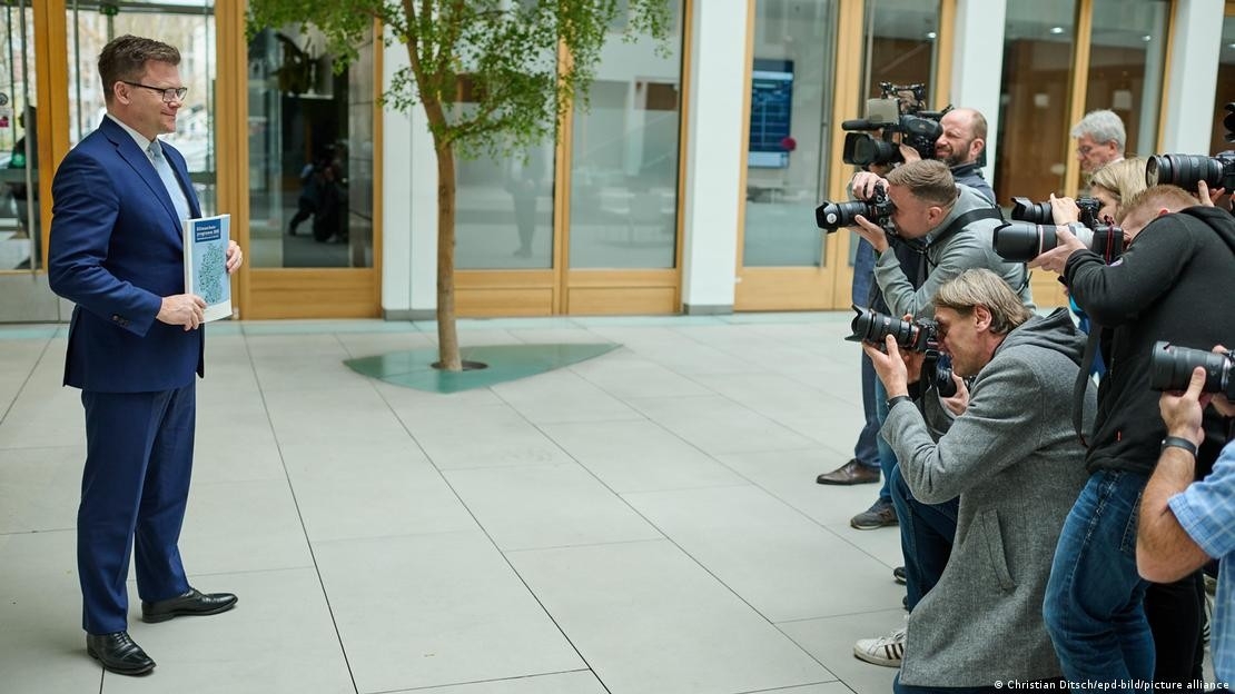 Bộ trưởng Môi trường Đức, Carsten Schneider,  trình bày chương trình khí hậu. Ảnh: Christian Ditsch/epd-bild/picture alliance