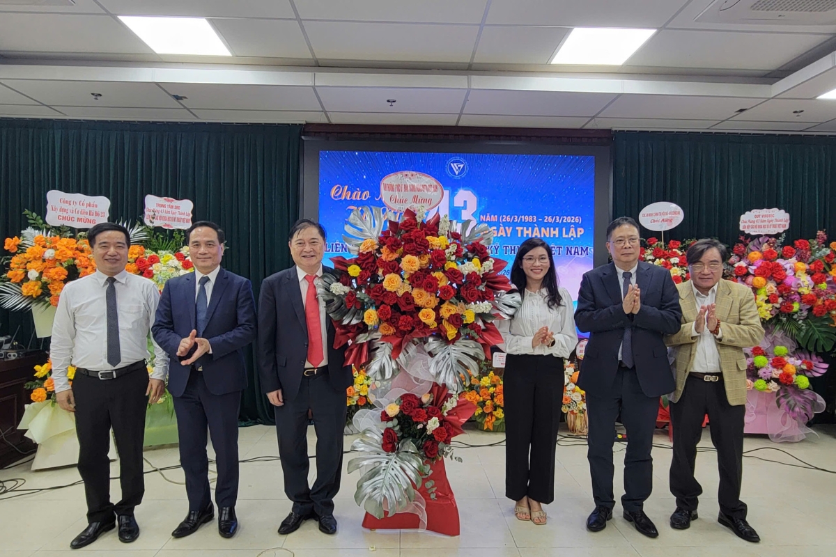 Đại diện Ban Thường trực Ủy ban Trung ương Mặt trận Tổ quốc Việt Nam và các đồng chí trong Thường trực Đoàn Chủ tịch VUSTA chúc mừng GS.VS. Châu Văn Minh trúng cử Đại biểu Quốc hội khóa XVI