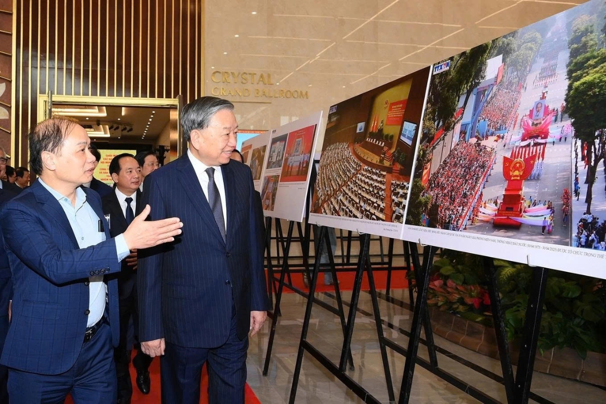 Tổng Bí thư Tô Lâm tham quan không gian trưng bày sách, triển lãm ảnh và thành tựu chuyển đổi số trong báo chí. Ảnh: Nhân Dân