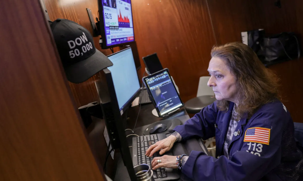 Chứng khoán Mỹ bán tháo, giá dầu nhảy gần 6%