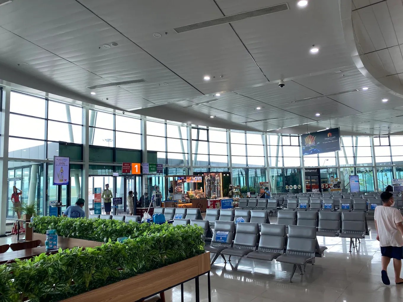 Sân bay Phù Cát được xác định là cửa ngõ quốc tế, nơi đón các dòng khách quốc tế trực tiếp.