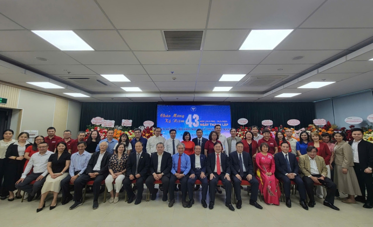 Các đại biểu chụp ảnh lưu niệm tại Lễ kỷ niệm 43 năm Ngày thành lập VUSTA. Ảnh: VUSTA