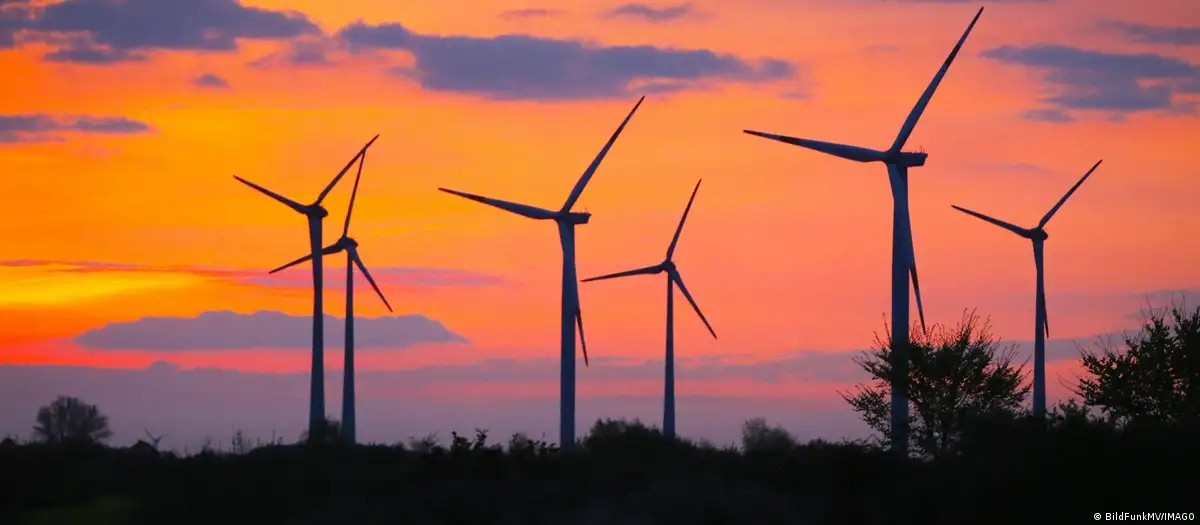 Các tua-bin gió thường gây tranh cãi, nhưng là một phần không thể thiếu trong quá trình chuyển đổi sang tương lai năng lượng sạch. Ảnh: BildFunkMV/IMAGO