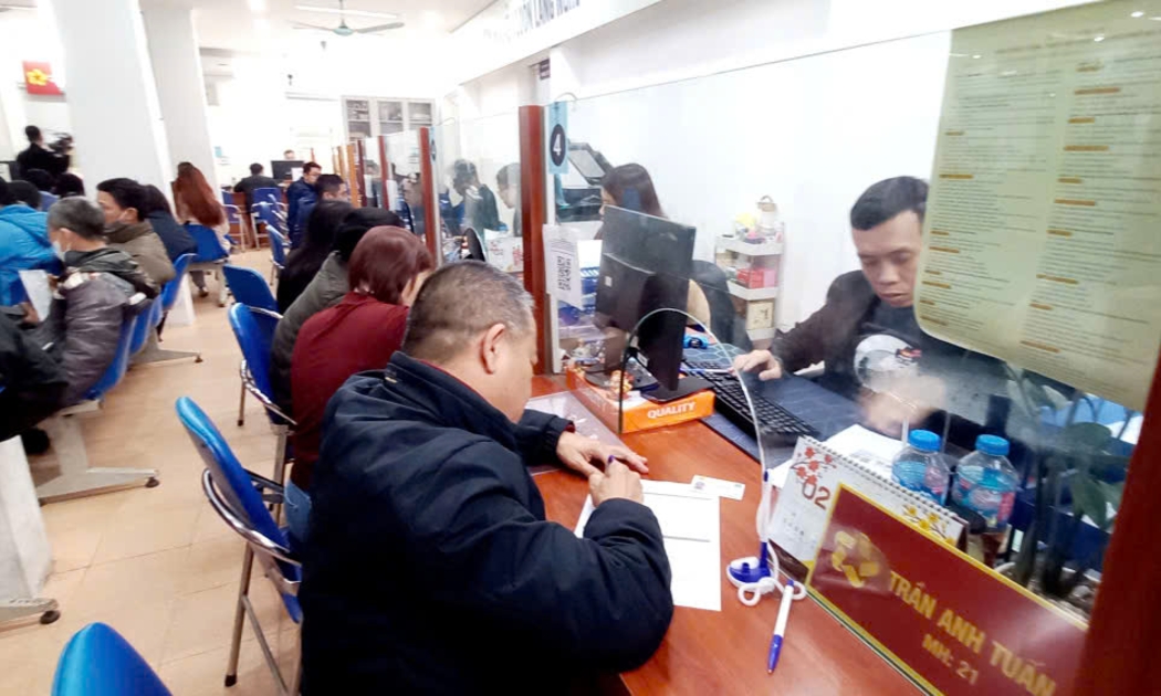 Lao động làm thủ tục hưởng trợ cấp thất nghiệp tại Hà Nội. Ảnh: Nhật Dương.